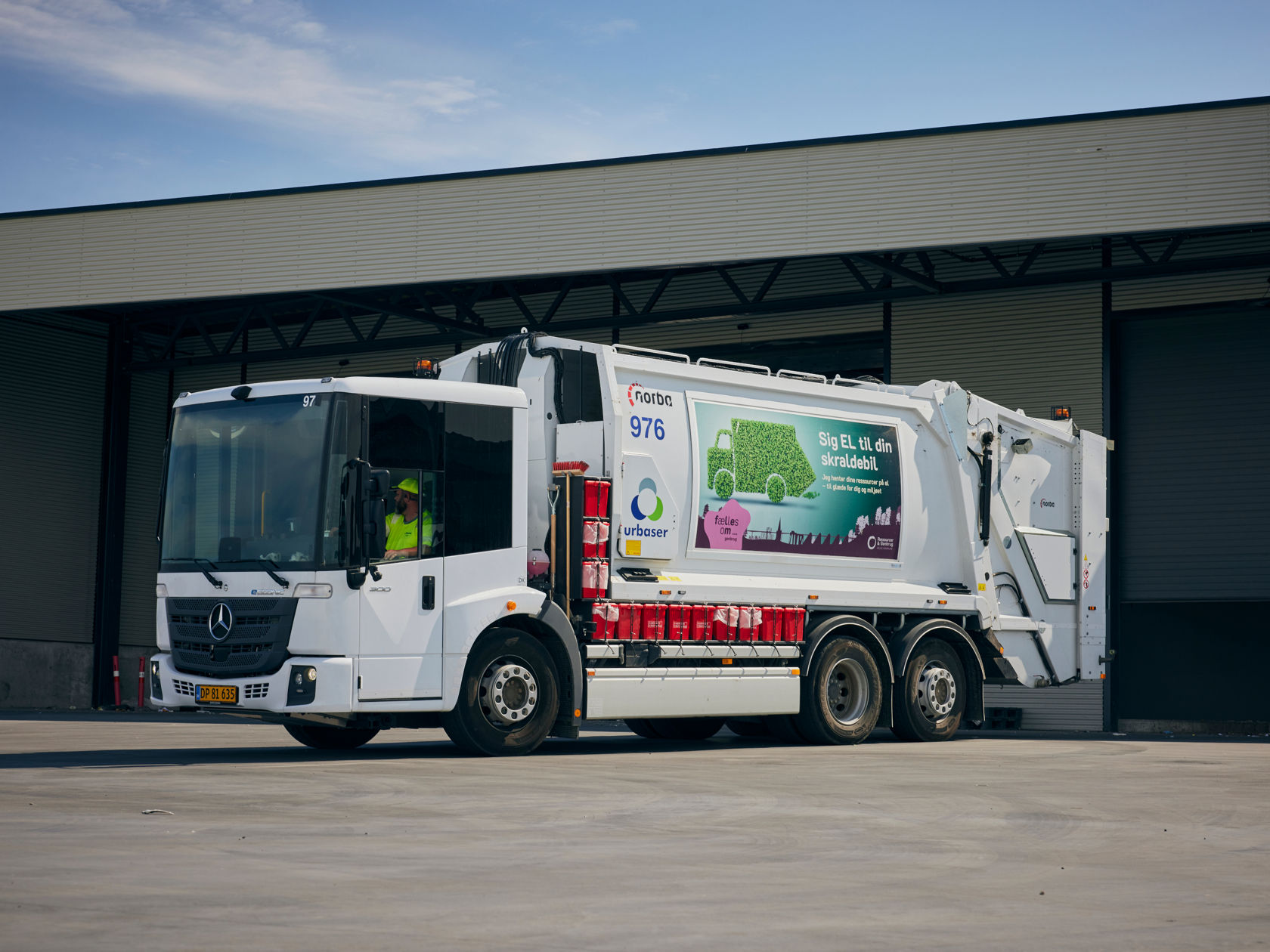 Mercedes-Benz eEconic vor einer Werkshalle.