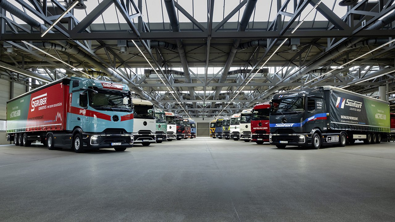 Elektrificirana tovarniška logistika v tovarni Mercedes-Benz Trucks v Wörthu: 14 vozil eActros 600 začenja predstavitveno vožnjo po poteh v okviru daljinskega prometa