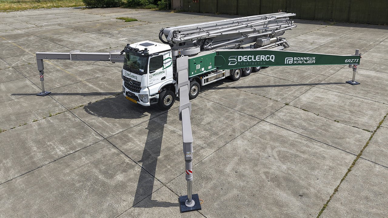 Velikanska betonska črpalka na 7-osnem tovornjaku Mercedes-Benz Arocs