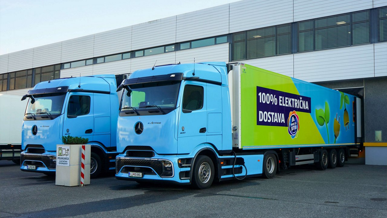 Prva električna tovornjaka Mercedes-Benz eActros 600 v Sloveniji zapeljala na slovenske ceste