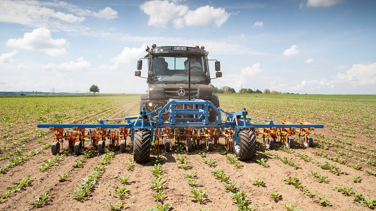 Unimog za sodobno kmetijstvo: trije nosilci naprav na vodilnem svetovnem sejmu Agritechnica