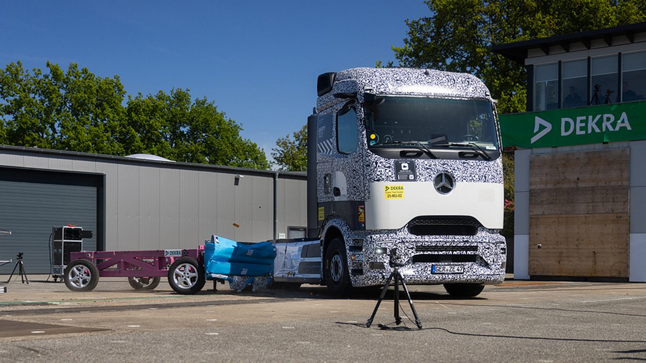 Varnejša vožnja z visokovoltno napetostjo: med testiranji s poskusnimi trki potrjena visoka pasivna varnost modela Mercedes-Benz eActros 600 