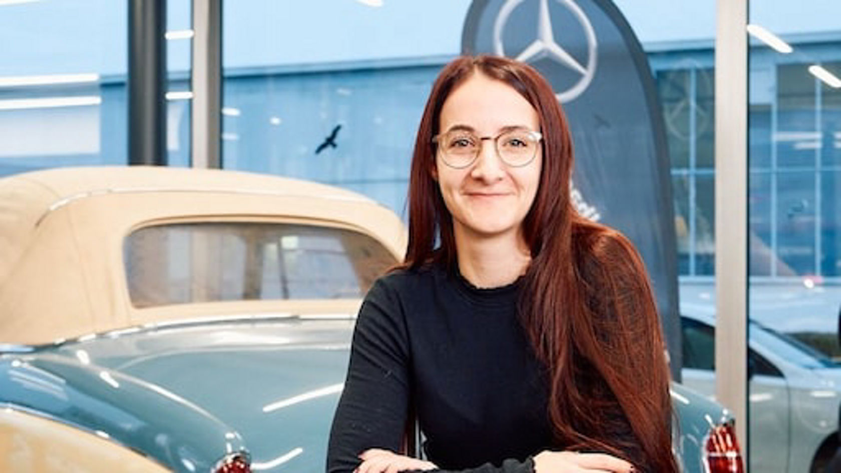 Serviceassistentin im Autohaus Kalbacher lächelt freundlich