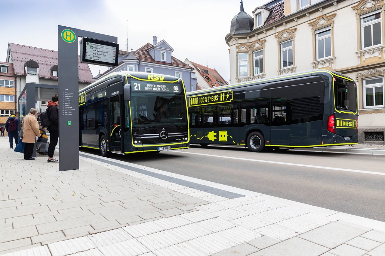 2 x Mercedes-Benz eCitaro mit vollelektrischem Antrieb, Reutlinger Stadtverkehr (RSV), Exterieur, schwarz, 2 x elektrischer Radnabenmotor, 2 x 125 kW, 2 x 485 Nm, 12 HV-Batterie Baugruppen, 24 kWh pro HV-Batterie Baugruppe, Länge/Breite/Höhe: 12.135/2.550/3.400 mm, Beförderungskapazität: 1/86 

2 x Mercedes-Benz eCitaro with all-electric drive, Reutlinger Stadtverkehr (RSV), exterior, black, 2 x electric hub motor, 2 x 125 kW, 2 x 485 Nm, 12 HV battery modules, 24 kWh per HV battery module, length/width/height: 12135/2550/3400 mm, passenger capacity: 1/86. 