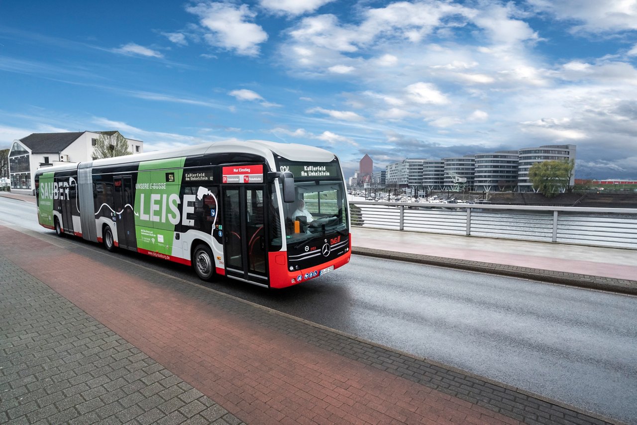 Mercedes-Benz eCitaro G mit vollelektrischem Antrieb, Dreitürer, Duisburger Verkehrsgesellschaft AG, Exterieur, rot-weiß, 2 x elektrischer Radnabenmotor, 2 x 125 kW, 2 x 485 Nm, 10 HV-Batterie Baugruppen, 330 kWh Gesamtkapazität, Preventive Brake Assist, Sideguard Assist, Länge/Breite/Höhe: 18.125 /2.550/3.400 mm, Beförderungskapazität: max. 1/130 

Mercedes-Benz eCitaro with all-electric drive, three-door, Duisburger Verkehrsgesellschaft AG, exterior, red-white, 2 x electric hub motor, 2 x 125 kW, 2 x 485 Nm, 10 HV battery modules, total capacity of 330 kWh, Preventive Brake Assist, Sideguard Assist, length/width/height: 18125/2550/3400 mm, passenger capacity: max. 1/130. 