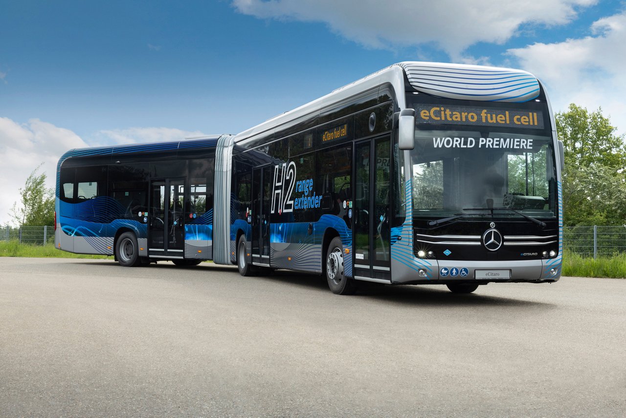 Mercedes-Benz eCitaro G fuel cell mit vollelektrischem Antrieb, NMC 3 Batterie, Brennstoffzelle, 6 Wasserstofftanks, Exterieur, anthrazit-metallic, 2 x elektrischer Radnabenmotor, 2 x 125 kW, 2 x 485 Nm, 4 Batteriepakete mit jeweils 98 kWh, Dreitürer, LED-Scheinwerfer, Sideguard Assist, Preventive Brake Assist, Länge/Breite/Höhe: 18.125 /2.550/3.400 mm, Beförderungskapazität: max. 1/130 

Mercedes-Benz eCitaro G fuel cell with all-electric drive,NMC 3 battery, fuell cell, 6 hydrogen tanks, exterior, anthrazit metallic, 2 x electric hub motor, 2 x 125 kW, 2 x 485 Nm, 4 battery packs with 98 kWh each, three-door,  LED headlamps, Sideguard Assist, Preventive Brake Assist, length/width/height: 18125 /2550/3400 mm, passenger capacity: max. 1/130. 