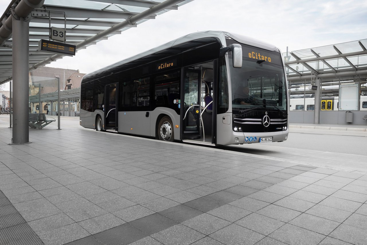 Mercedes-Benz eCitaro mit vollelektrischem Antrieb, 2-Türer, Exterieur, anthrazit metallic, 2 x elektrischer Radnabenmotor, 2 x 125 kW, 2 x 485 Nm, 5 HV-Batteriepakete, 64,5 kWh pro HV-Batteriepaket (NMC 3), Preventive Brake Assist, Sideguard Assist, 360-Grad-Kamera, LED-Scheinwerfer, Länge/Breite/Höhe: 12.135/2.550/3.400 mm, Beförderungskapazität: 1/86 

Mercedes-Benz eCitaro with all-electric drive, two door, exterior, anthracite metallic, 2 x electric hub motor, 2 x 125 kW, 2 x 485 Nm, 5 HV battery pack, 64,5 kWh per HV battery pack (NMC 3), Preventive Brake Assist, Sideguard Assist, 360 degree camera, LED headlamps, length/width/height: 12135/2550/3400 mm, passenger capacity: 1/86. 