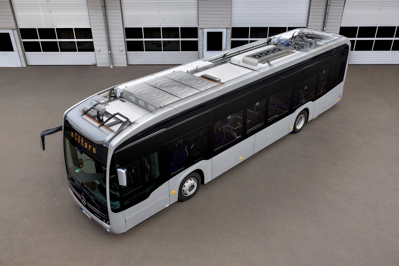 Mercedes-Benz eCitaro mit vollelektrischem Antrieb, 2-Türer, Exterieur, anthrazit metallic, 2 x elektrischer Radnabenmotor, 2 x 125 kW, 2 x 485 Nm, 5 HV-Batteriepakete, 64,5 kWh pro HV-Batteriepaket (NMC 3), Preventive Brake Assist, Sideguard Assist, 360-Grad-Kamera, LED-Scheinwerfer, Länge/Breite/Höhe: 12.135/2.550/3.400 mm, Beförderungskapazität: 1/86 

Mercedes-Benz eCitaro with all-electric drive, two door, exterior, anthracite metallic, 2 x electric hub motor, 2 x 125 kW, 2 x 485 Nm, 5 HV battery pack, 64,5 kWh per HV battery pack (NMC 3), Preventive Brake Assist, Sideguard Assist, 360 degree camera, LED headlamps, length/width/height: 12135/2550/3400 mm, passenger capacity: 1/86. 