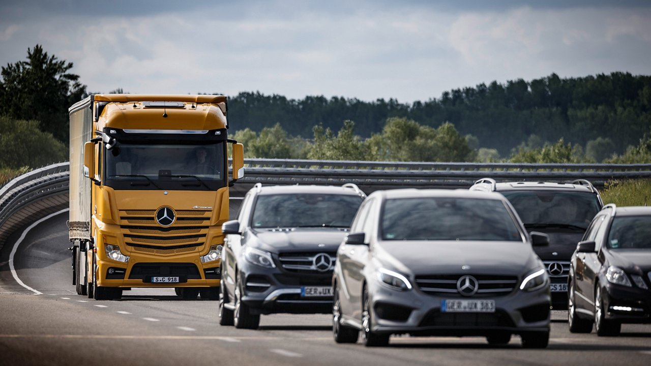 Mercedes-Benz; Active Brake Assist 4; Vollbremsung auf stehende Hindernisse;  Actros 1863 LS; 4x2; OM 473 Euro VI mit 460 kW (625 PS); 15,6 L Hubraum; 2,5m StreamSpace-Fahrerhaus; Lackierung: yellowstone 

Mercedes-Benz; Active Brake Assist 4; full braking at stationary obstacles;  Actros 1863 LS; 4x2; OM 473 Euro VI rated at 460 kW/625 hp; displacement 15.6 l; 2.5 m StreamSpace cabin; paintwork: yellowstone 