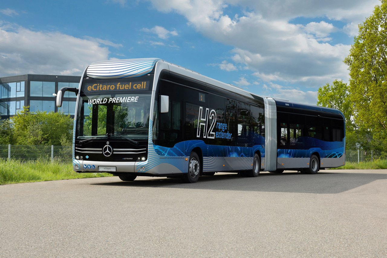 Mercedes-Benz eCitaro G fuel cell mit vollelektrischem Antrieb, NMC 3 Batterie, Brennstoffzelle, 6 Wasserstofftanks, Exterieur, anthrazit-metallic, 2 x elektrischer Radnabenmotor, 2 x 125 kW, 2 x 485 Nm, 4 Batteriepakete mit jeweils 98 kWh, Dreitürer, LED-Scheinwerfer, Sideguard Assist, Preventive Brake Assist, Länge/Breite/Höhe: 18.125 /2.550/3.400 mm, Beförderungskapazität: max. 1/130 

Mercedes-Benz eCitaro G fuel cell with all-electric drive,NMC 3 battery, fuell cell, 6 hydrogen tanks, exterior, anthrazit metallic, 2 x electric hub motor, 2 x 125 kW, 2 x 485 Nm, 4 battery packs with 98 kWh each, three-door,  LED headlamps, Sideguard Assist, Preventive Brake Assist, length/width/height: 18125 /2550/3400 mm, passenger capacity: max. 1/130. 