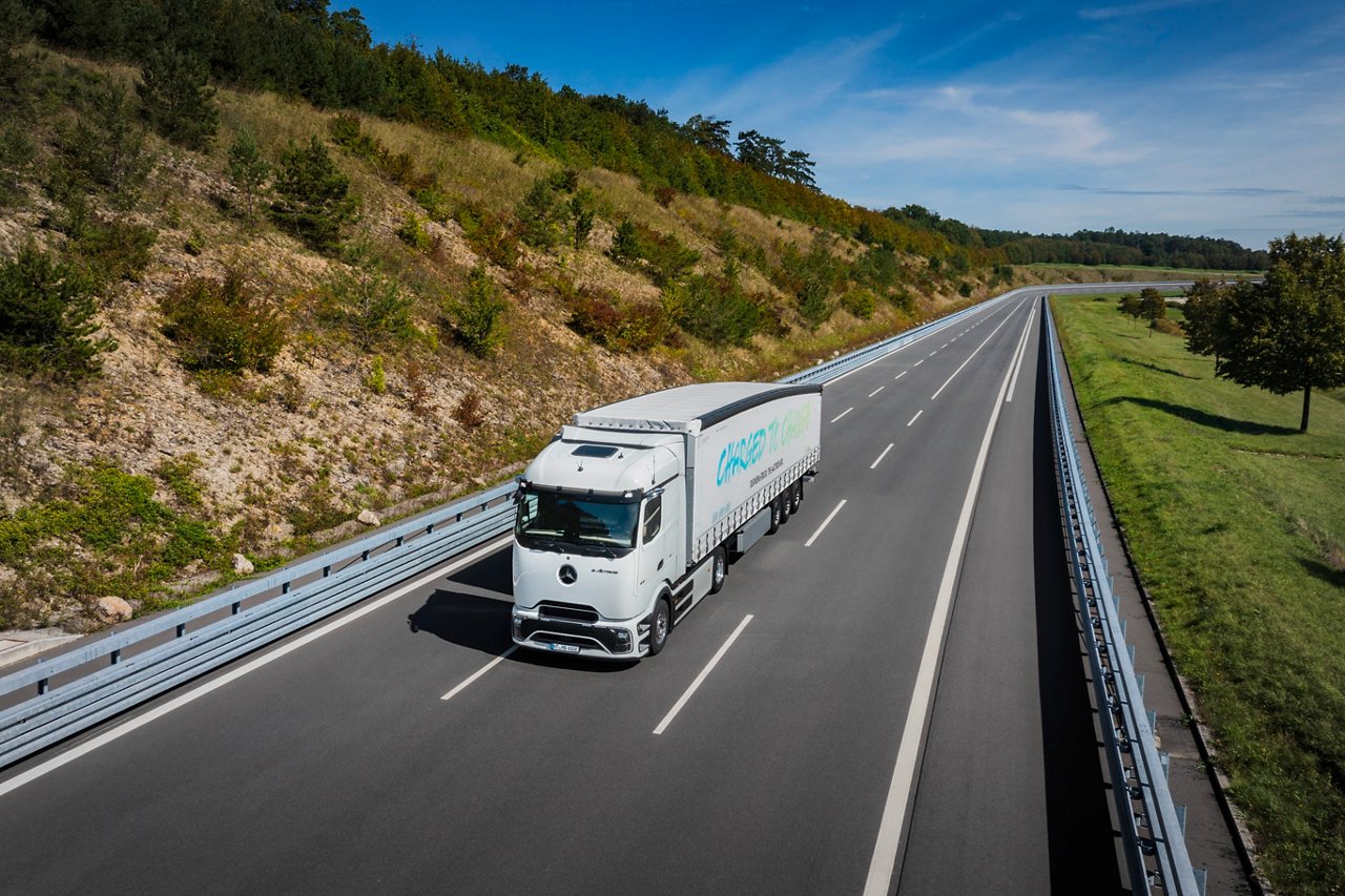 eActros 600 Sattelzugmaschine - zero-emission; CO2-neutral; electric; battery; e-mobility; e-truck; Weltpremiere; Mercedes-Benz 

eActros 600 tractor - zero-emission; CO2-neutral; electric; battery; e-mobility; e-truck; world premiere; Mercedes-Benz 