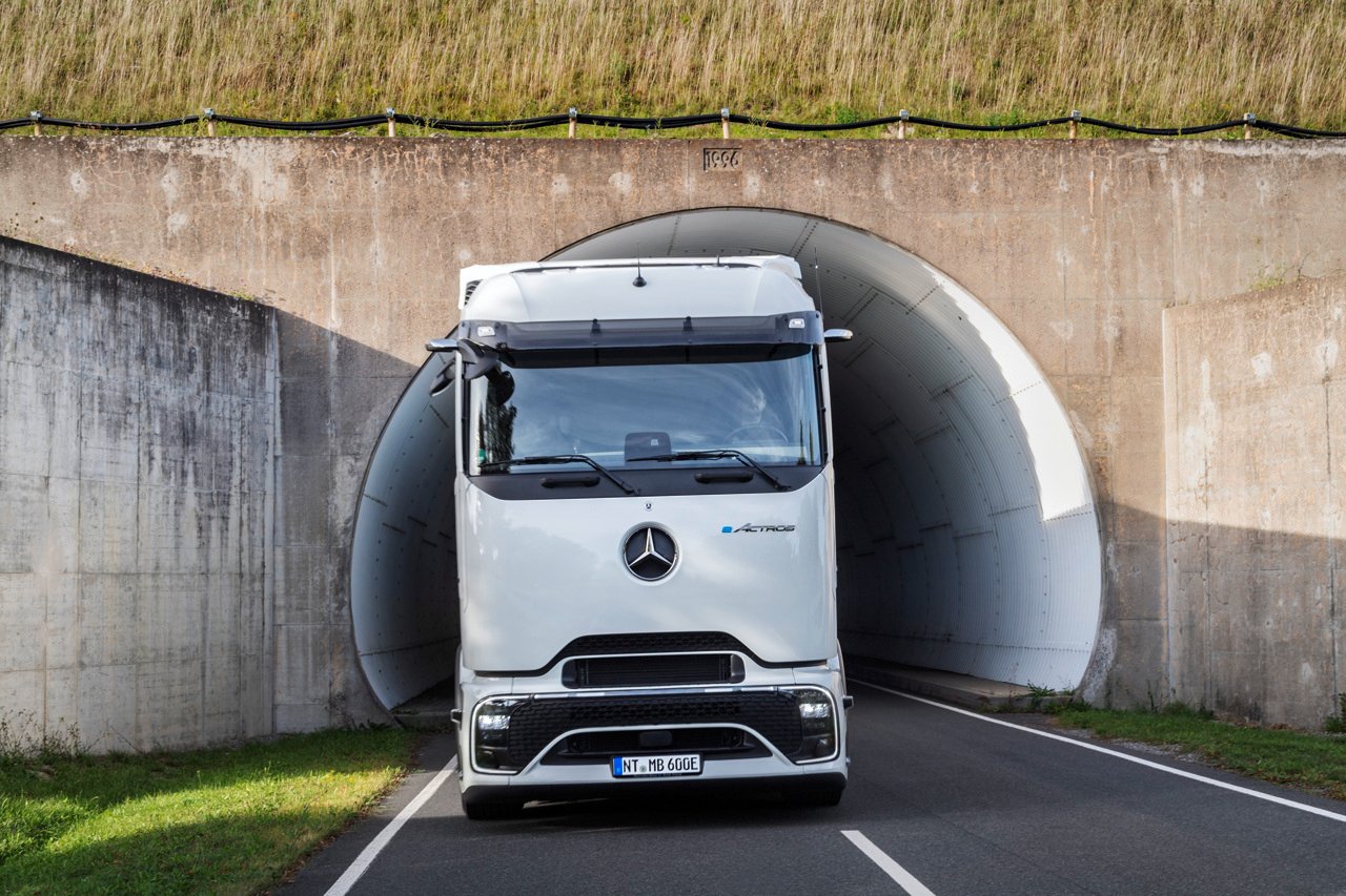 eActros 600 Sattelzugmaschine - zero-emission; CO2-neutral; electric; battery; e-mobility; e-truck; Weltpremiere; Mercedes-Benz 

eActros 600 tractor - zero-emission; CO2-neutral; electric; battery; e-mobility; e-truck; world premiere; Mercedes-Benz 