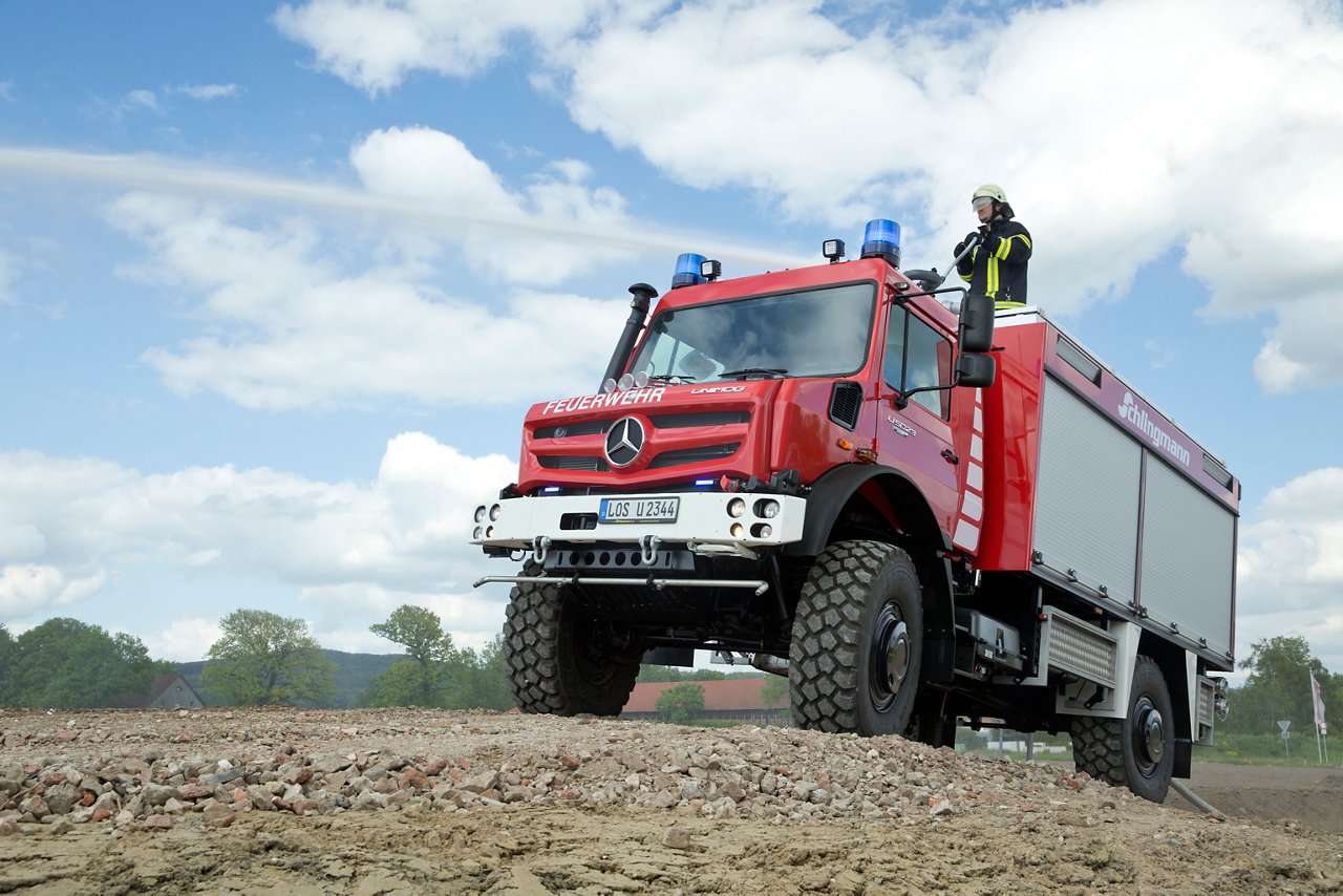 Unimog U 5023, ausgestattet von Schlingmann als Tanklöschfahrzeug (TLF 3000) 
 

 