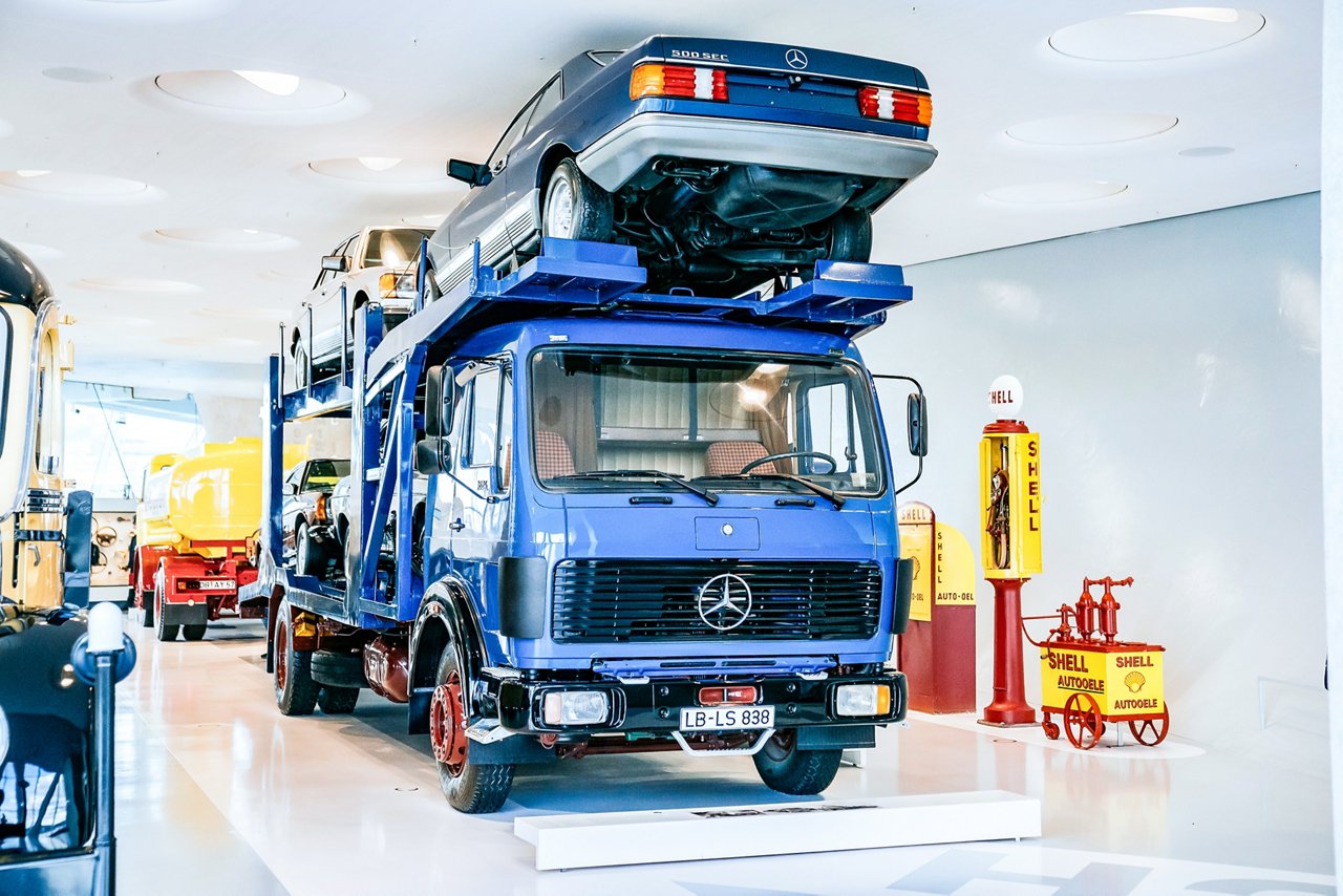 Mercedes-Benz Museum, Raum Collection 2: Galerie der Lasten. Mercedes-Benz 1624 Autotransporter. Gesamtansicht von rechts vorn. (Fotosignatur der Mercedes-Benz Classic Archive: D830139) 

Mercedes-Benz Museum, Collection Room 2: Gallery of Carriers. Mercedes-Benz 1624 car transporter. General view from front right. (Photo index number in the Mercedes-Benz Classic Archives: D830139) 