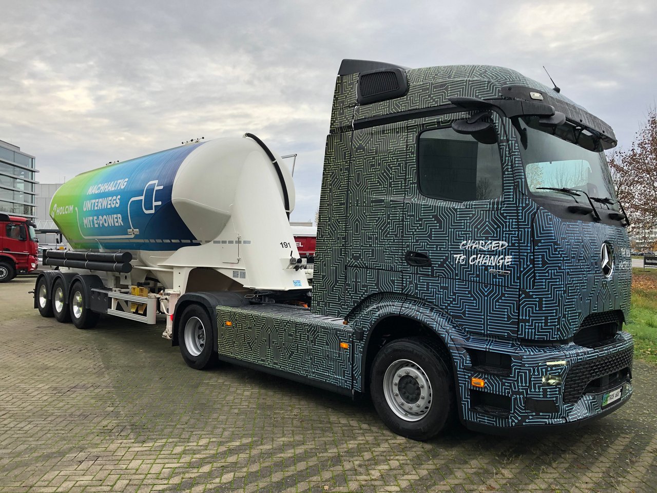 1.000 batterieelektrische Lkw mit Stern: Holcim setzt auf eActros 600 

1,000 battery-electric trucks with the three-pointed star: Holcim relies on the eActros 600 