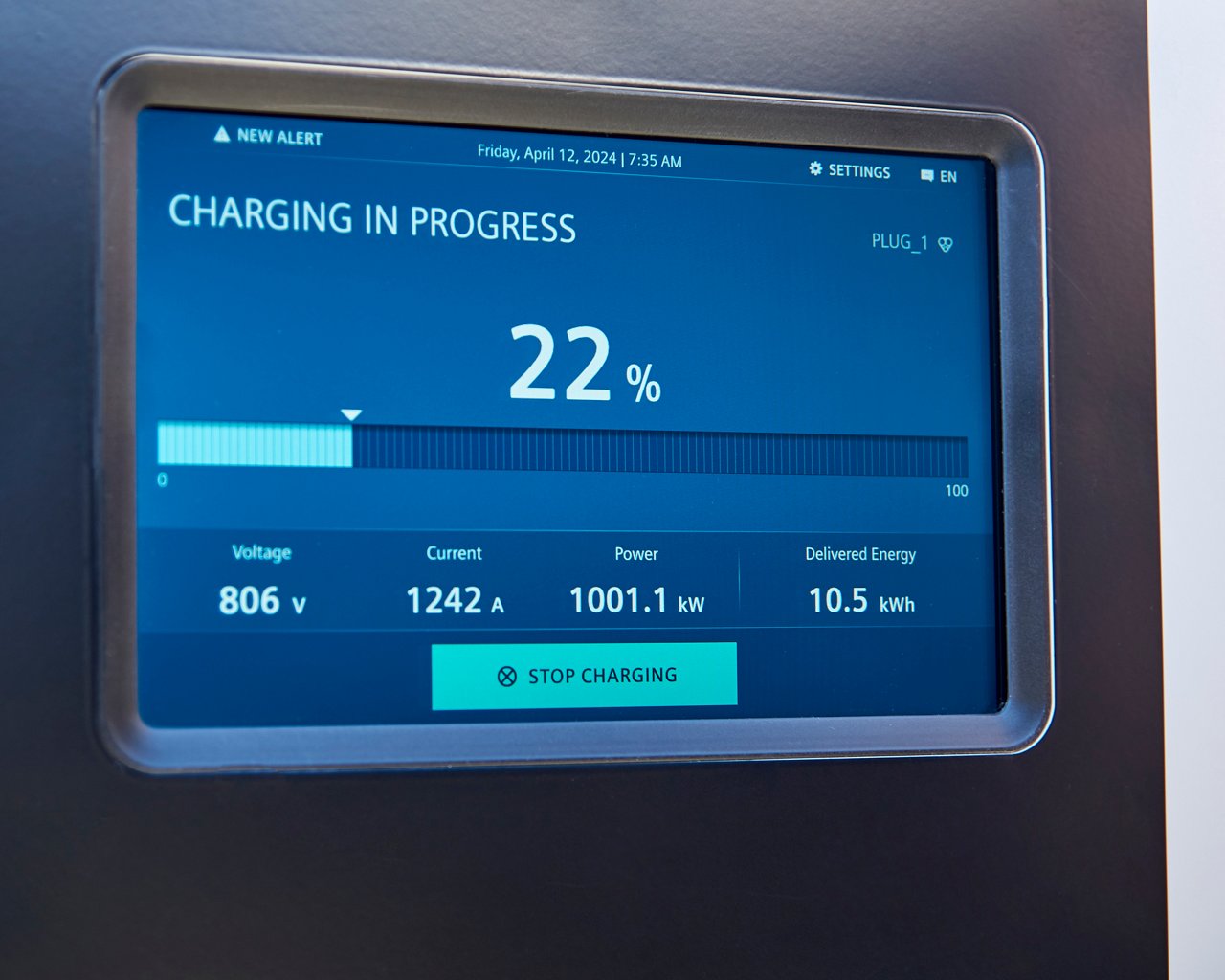 Mercedes-Benz Trucks durchbricht Schallmauer beim elektrischen Laden 

Mercedes-Benz Trucks breaks the sound barrier with electric charging 