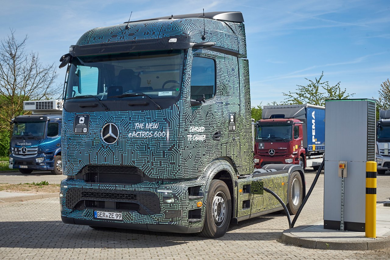 Mercedes-Benz Trucks durchbricht Schallmauer beim elektrischen Laden 

Mercedes-Benz Trucks breaks the sound barrier with electric charging 
