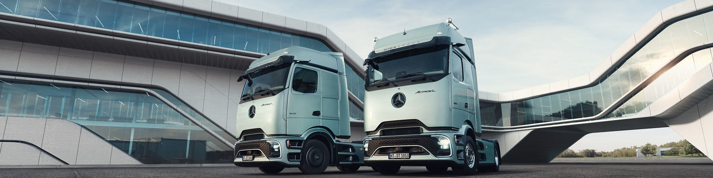 Neuer Actros L, Actros, ProCabin, Aerodynamik, Design, Active Brake Assist 6, Active Sideguard Assist 2, Frontguard Assist, Connected Traffic Warning

New Actros L, Actros, ProCabin, Aerodynamic, Design, Active Brake Assist 6, Active Sideguard Assist 2, Frontguard Assist, Connected Traffic Warning