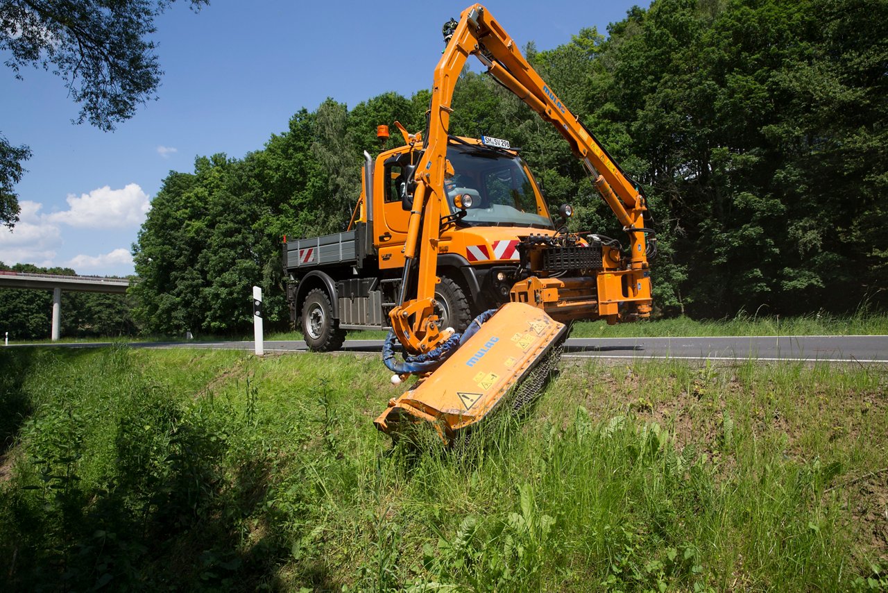 Unimog Geräteträger mit Frontausleger-Mähgerät von Mulag 

Unimog implement carrier with mower extension by Mulag 