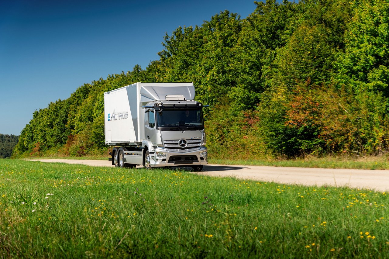 Der eActros 400 wird auf der IFAT mit Winterdienstausstattung präsentiert 

The eActros 400 will be ready for winter service at IFAT 