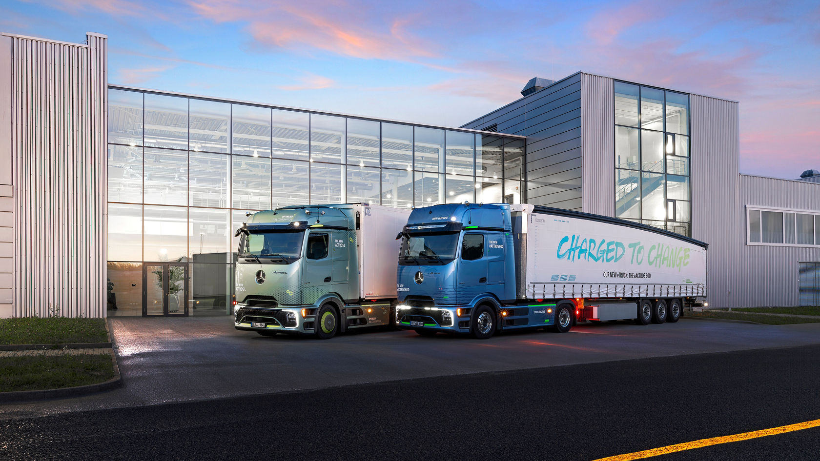 Der neue Mercedes-Benz Actros L mit ProCabin und der batterie-elektrische eActros 600 Fernverkehrs-Lkw

The new Mercedes-Benz Actros L with ProCabin and the battery-electric eActros 600 long-haul truck