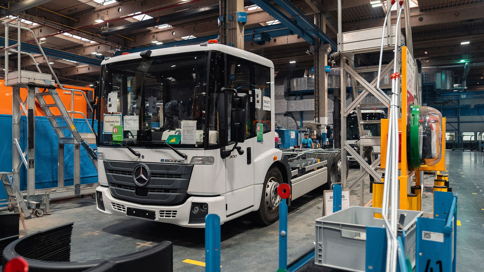 Mercedes-Benz eEconic Fahrgestell steht in der Fertigungshalle auf der Produktionslinie.