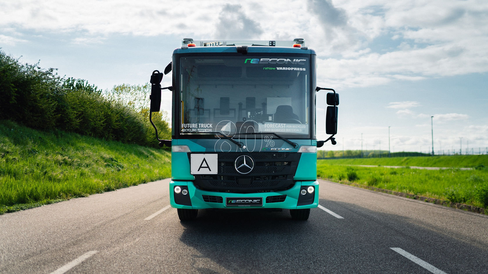 Frontansicht des Mercedes-Benz eEconic Future Truck fährt auf einer Landstraße auf die Kamera zu.
