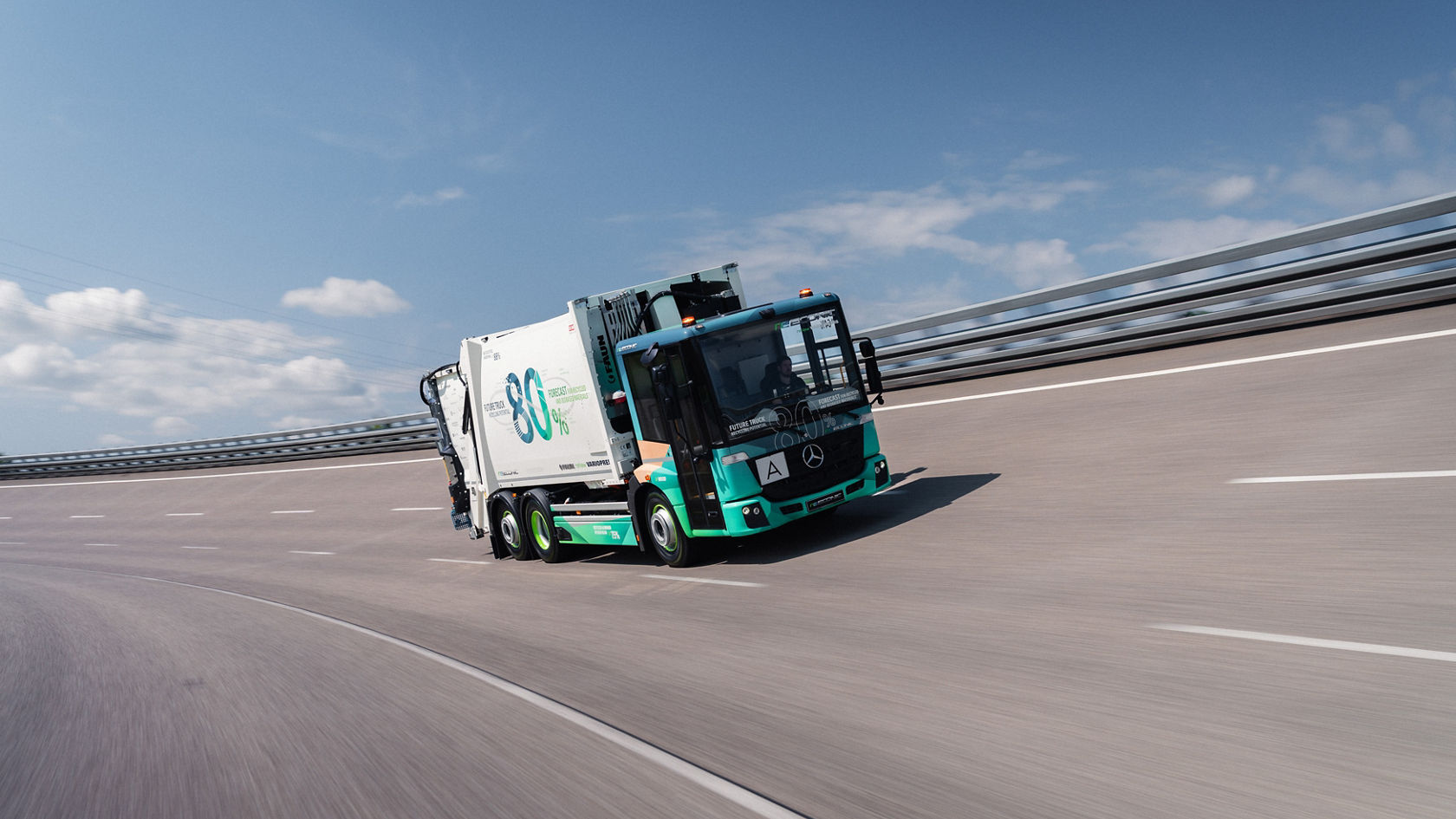 Mercedes-Benz eEconic Future Truck fährt zügig durch eine Kurve auf einer Teststrecke.