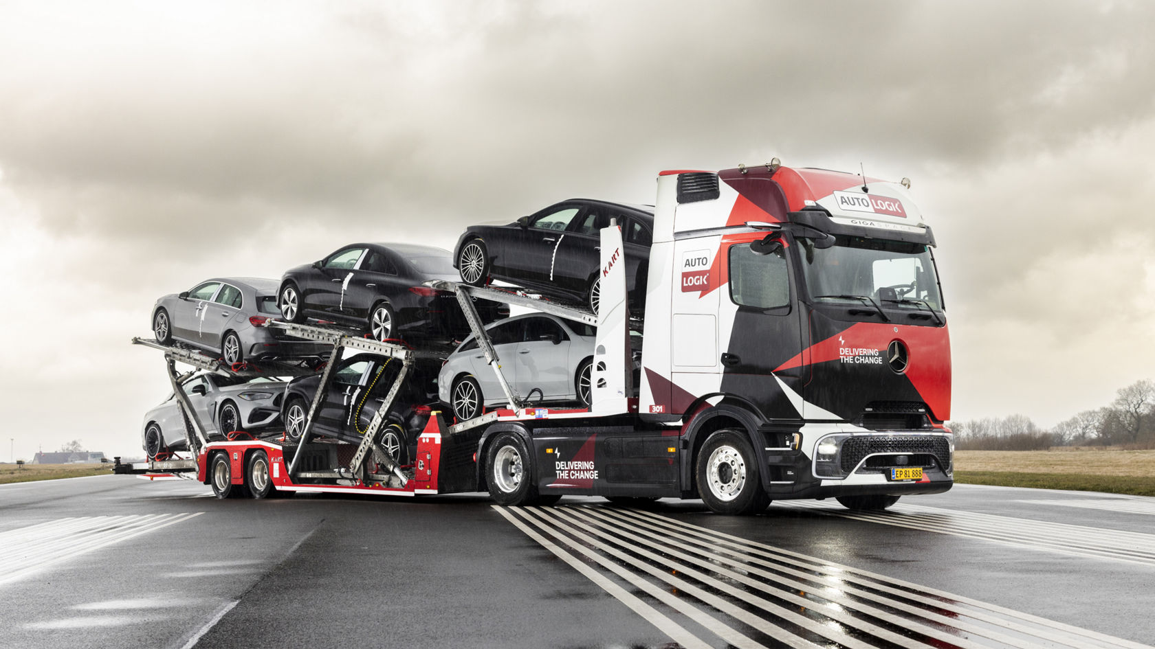 Mercedes‑Benz chargé de plusieurs voitures.