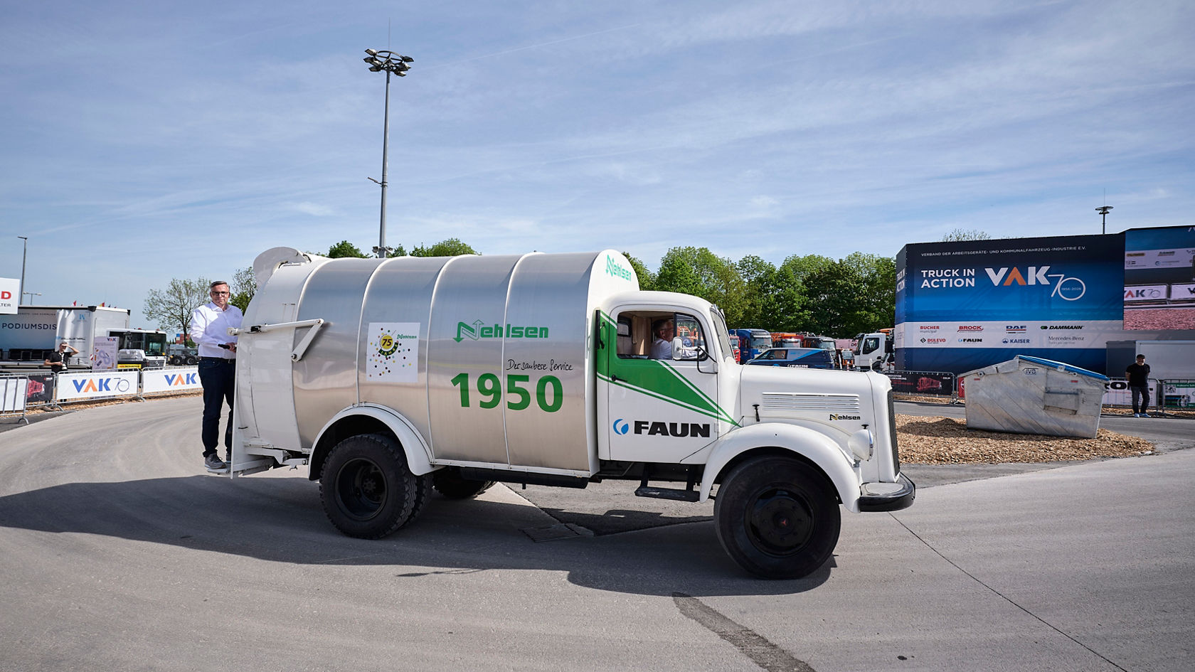 Veicolo d'epoca Daimler-Benz L 4500 con compattatore posteriore Faun