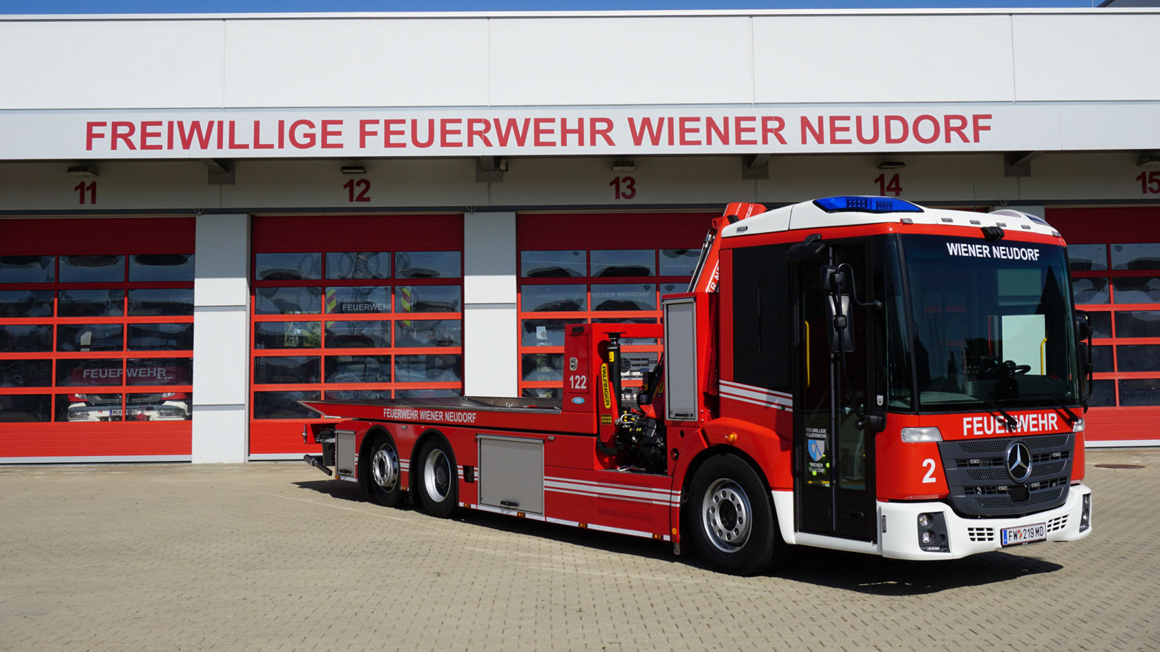 Mercedes-Benz Econic 2635 Abschleppfahrzeug vor der freiwilligen Feuerwehr Wiener Neudorf