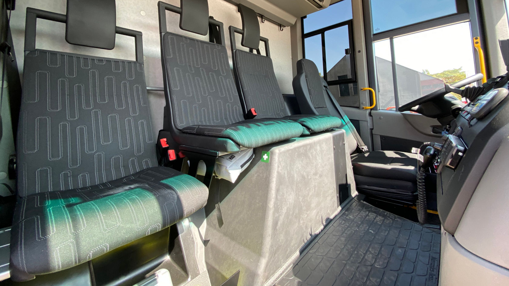 Ansicht des Cockpits des Mercedes-Benz Econic 2635 Abschleppfahrzeugs 