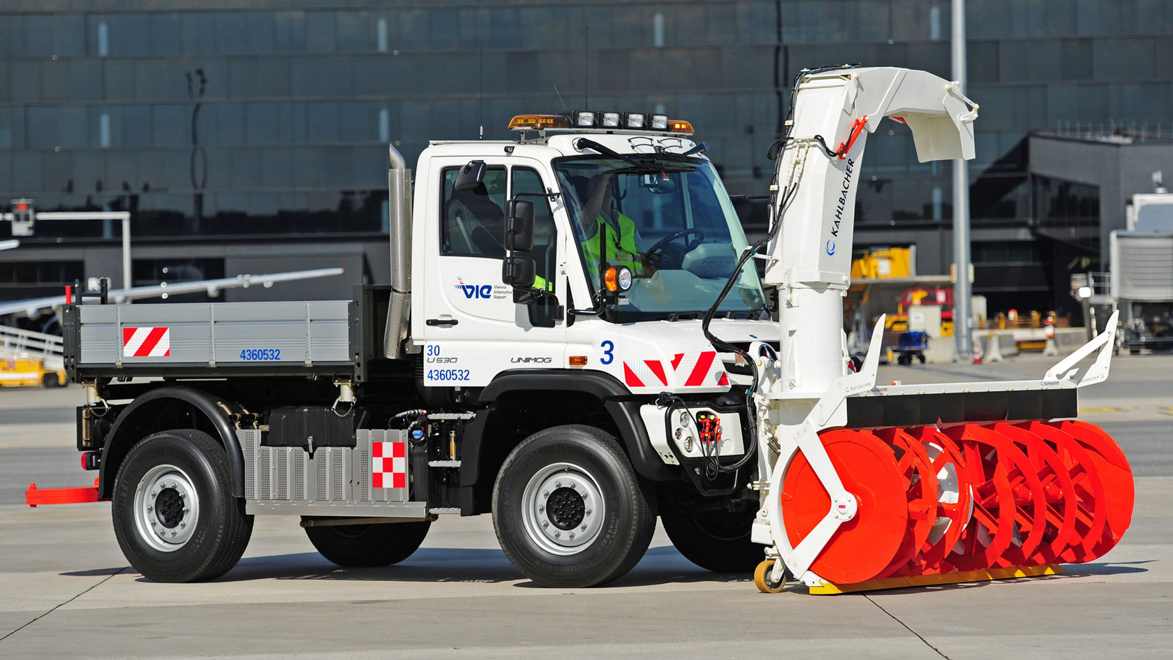 Ein Winterdienst Unimog auf dem Rollfeld am Flughafen Wien. 