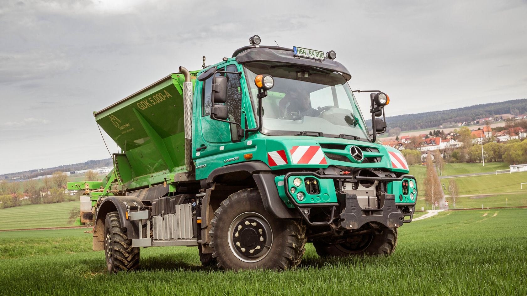 Gracias a la dirección a las cuatro ruedas, el Unimog respeta los cultivos en las zonas de maniobra y, gracias a su larga distancia entre ejes, tiene mucho espacio para el equipamiento.