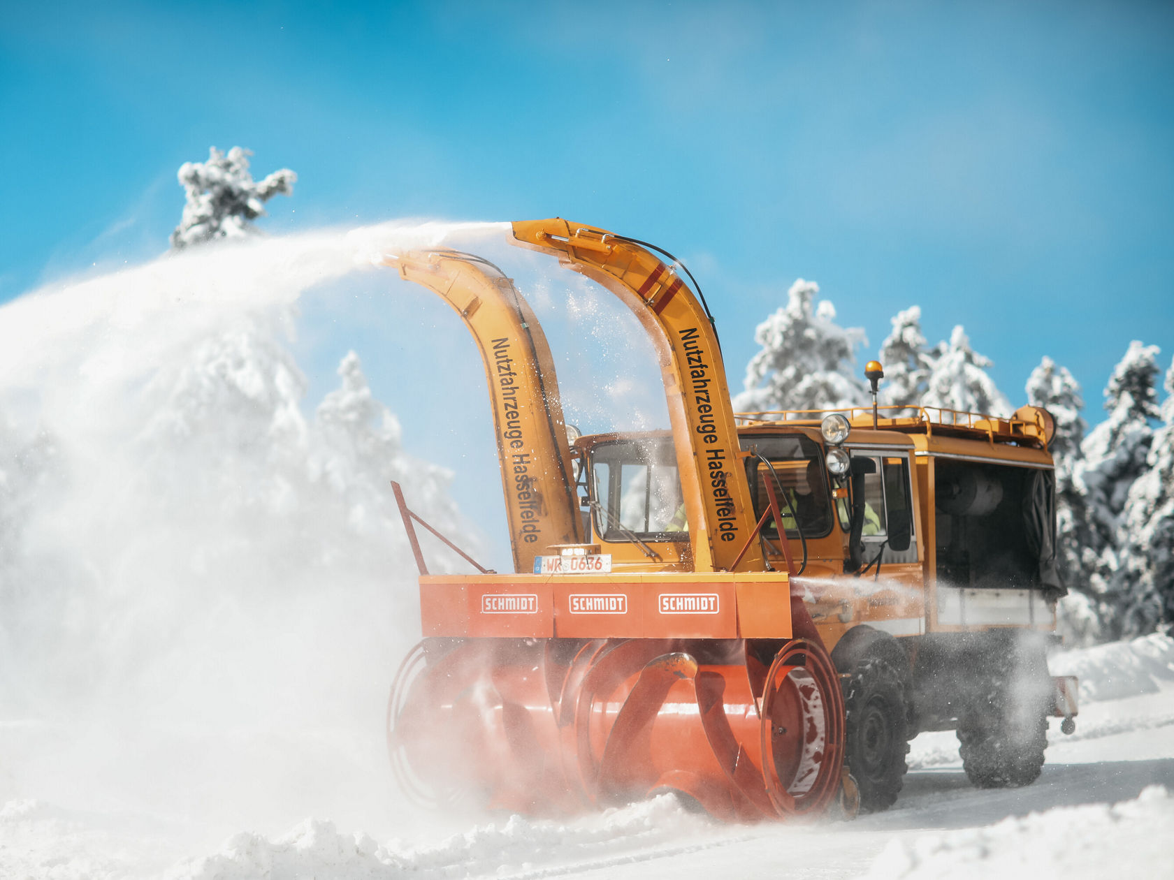 Unimog U 84 with a 260-hp snow blower