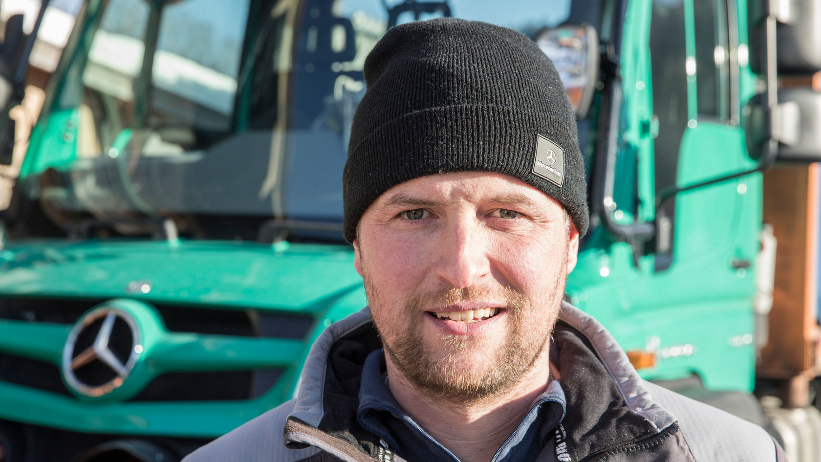 Martin Storr devant son Unimog U 530.