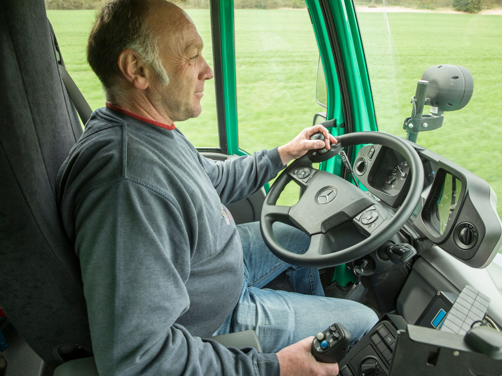 El conductor de Unimog, Bernd Kambach, está entusiasmado con el U 530 para uso multifuncional, que fue diseñado con mucho apoyo del taller Unimog.
