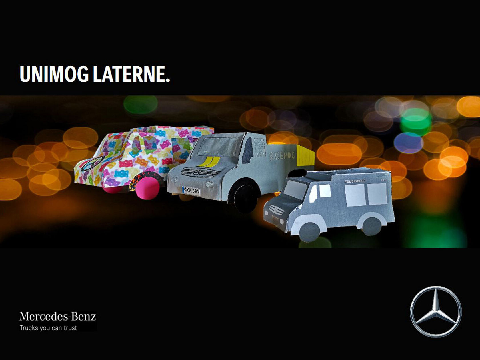 Tres vehículos modelo estilizados, entre ellos un Unimog de Mercedes-Benz, están frente a un fondo desenfocado de luces de colores. El texto "UNIMOG LINTERNA" es visible.