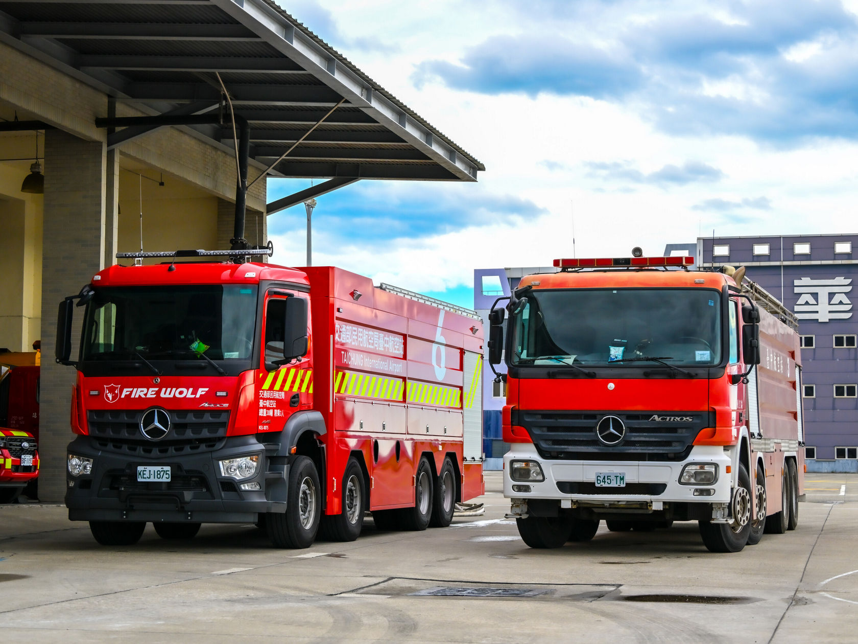 Zwei Feuerwehrtrucks der Marke Mercedes-Benz stehen nebeneinander.