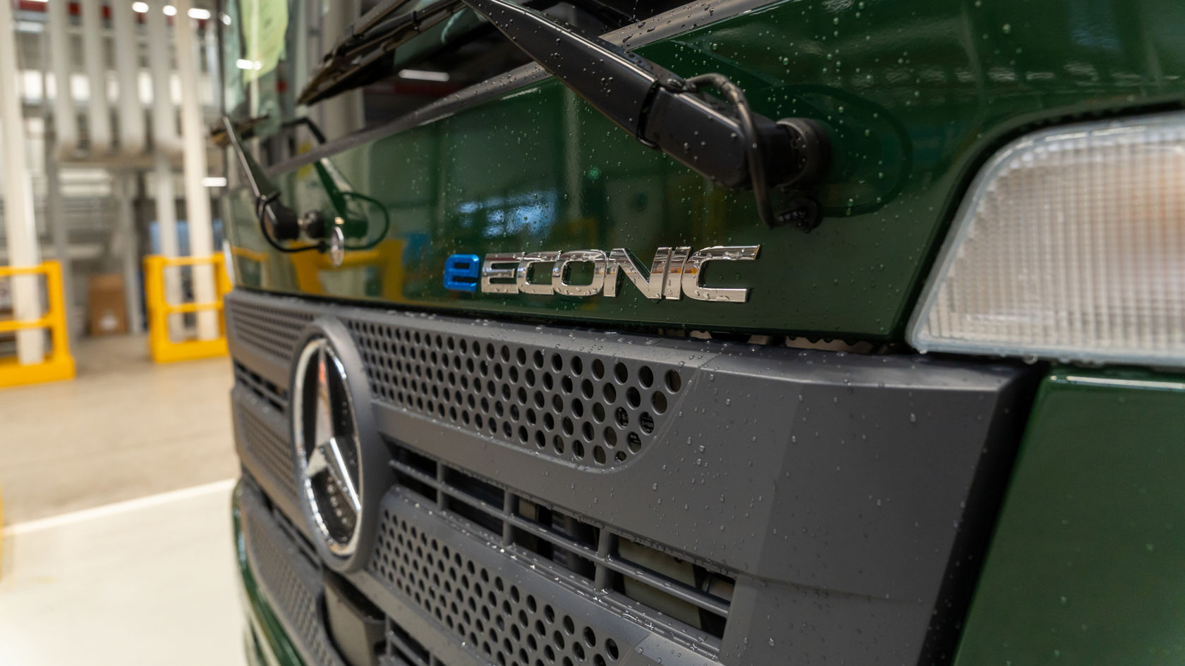 Gros plan d'un eEconic Mercedes‑Benz avec une calandre.