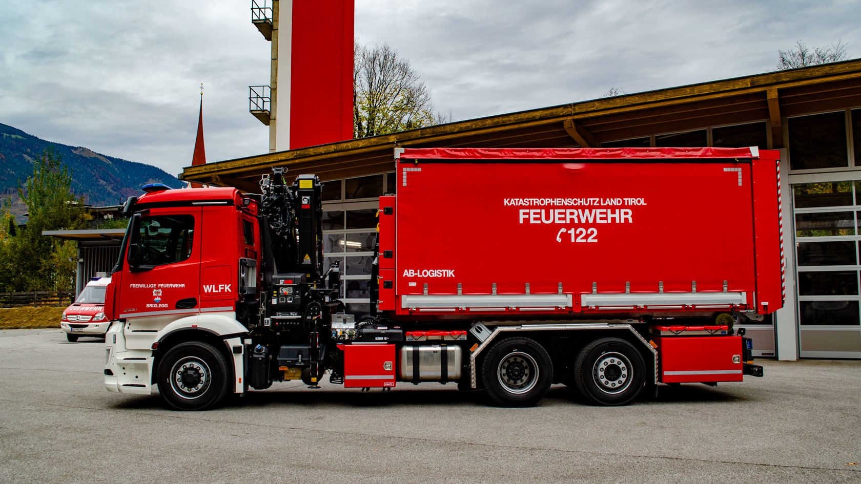 Red fire-fighting vehicle with the inscription "FEUERWEHR" and the number "122".