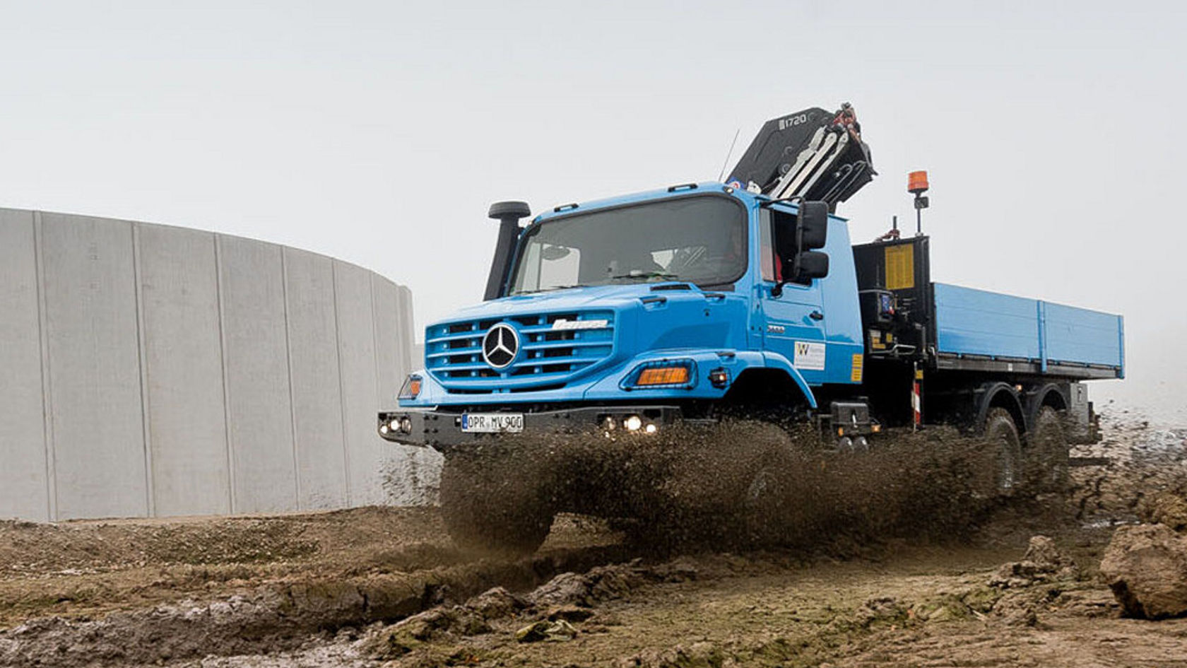Ein blauer Mercedes-Benz Zetros fährt in unbefestigtem Gelände.