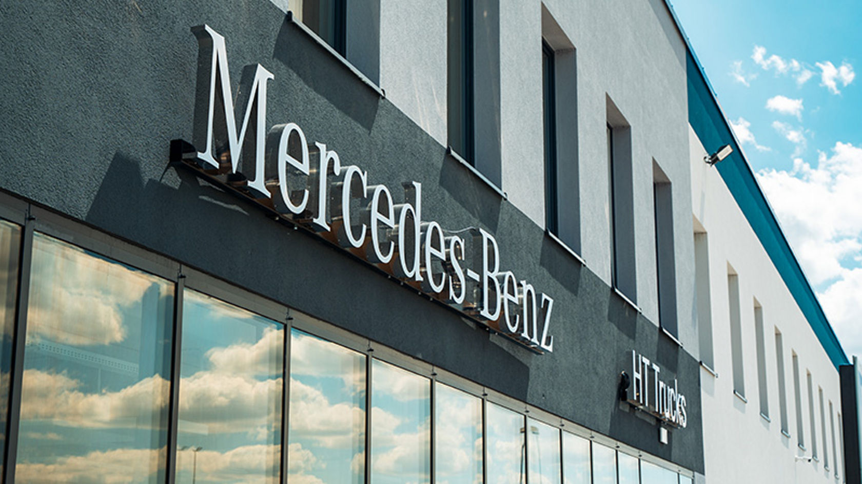 Biuro przyjęć zgłoszeń HT Trucks Mercedes-Benz w Żarskiej Wsi k. Zgorzxelca