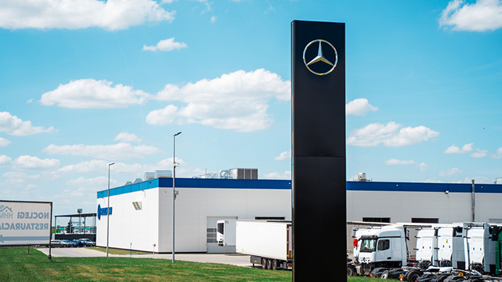 Autoryzowany Serwis Mercedes-Benz Trucks HT Trucks & Parts w Żarskiej Wsi koło Zgorzelca, widok na kompleks od bramy wjazdowej
