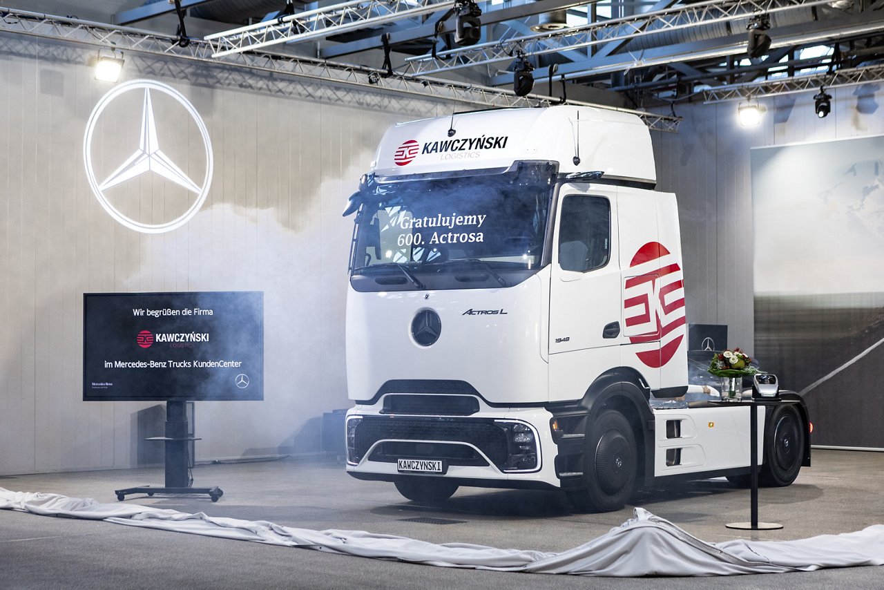 Zdjęcie przedstawia białego Actrosa L Pro Cabin 