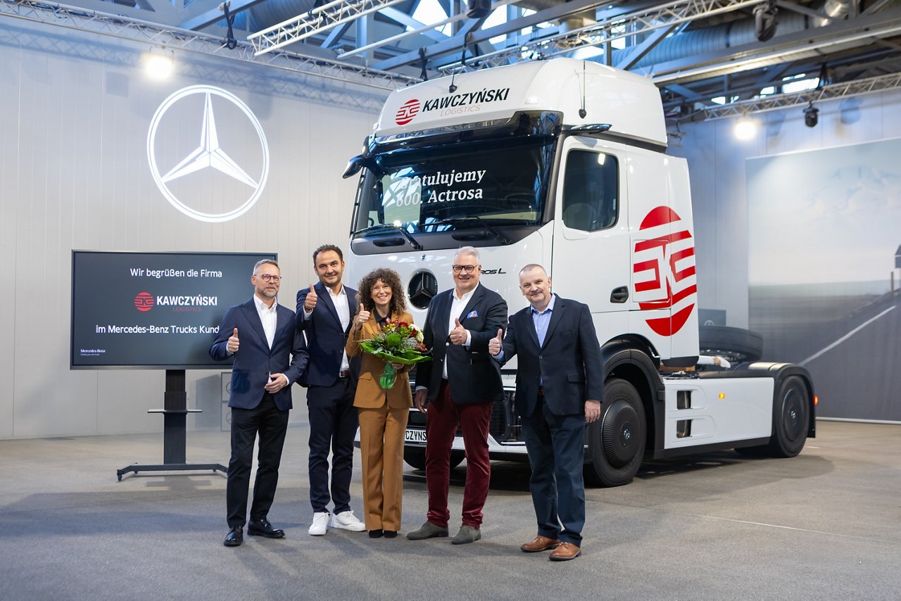 Zdjęcie przedstawia ludzi stojących na tle Actrosa L Pro Cabin