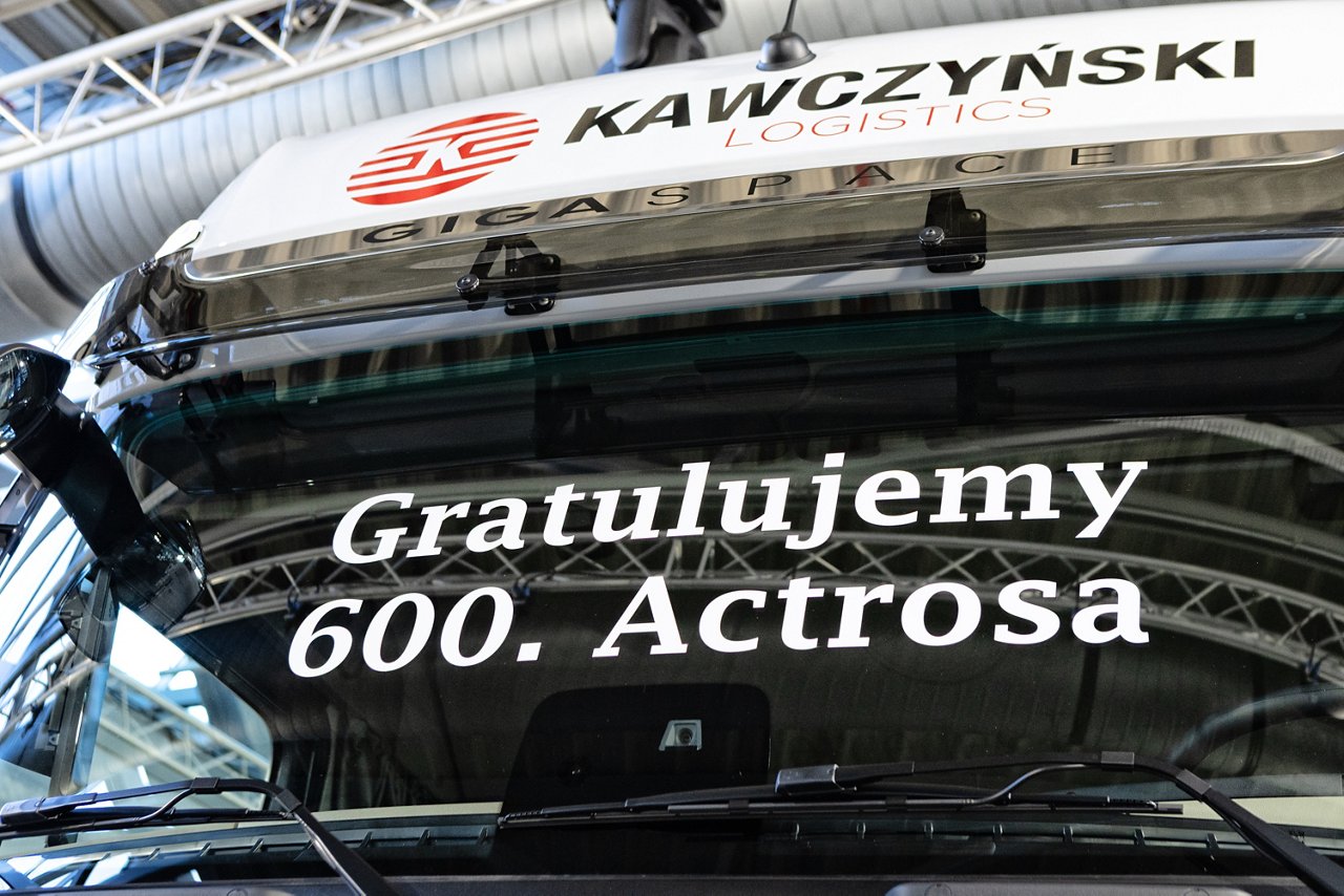 Zdjęcie przedstawia szybę Actrosa z napisem "Gratulujemy 600. Actrosa"