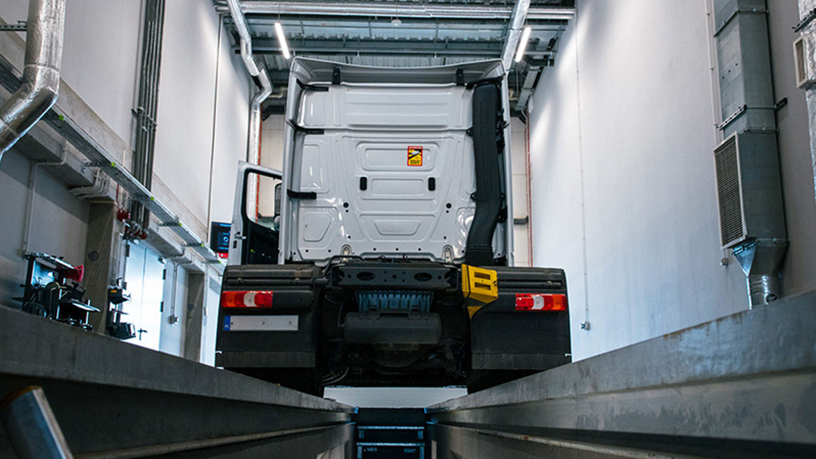 Warsztat, ciągnik Mercedes-Benz Actros na kanale warsztatowym