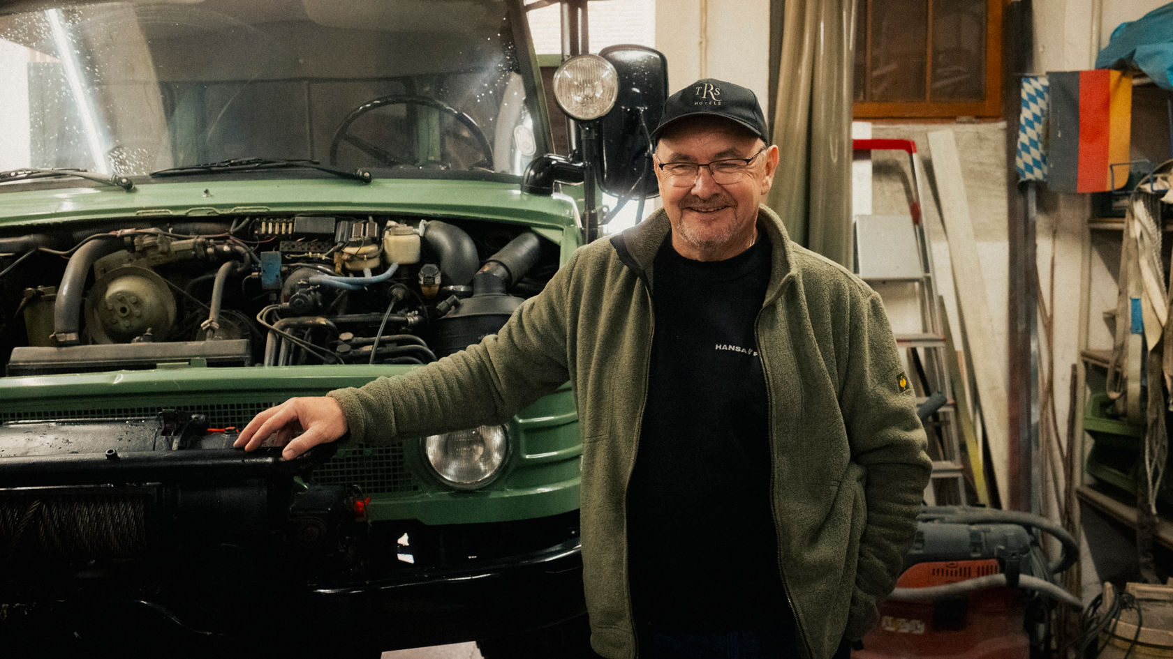 Person steht in einer Werkstatt vor einem Unimog U 406