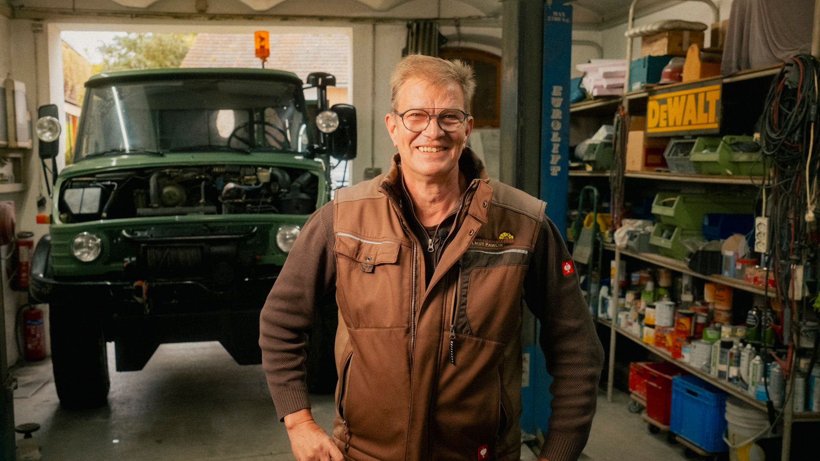 Person steht in einer Werkstatt vor einem Unimog U 406